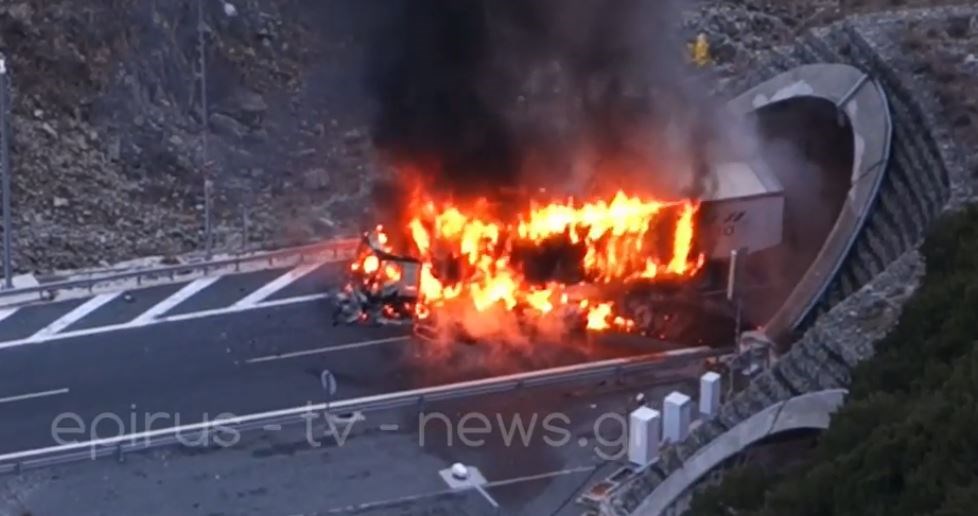 Εικόνες που κόβουν την ανάσα: Στις φλόγες τυλίχθηκε νταλίκα στην Εγνατία Οδό – Από θαύμα σώθηκε ο οδηγός – ΒΙΝΤΕΟ – ΦΩΤΟ