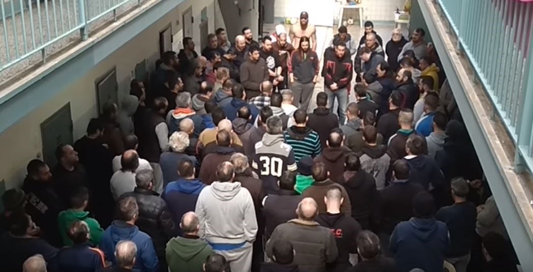Έτσι αποχαιρέτησαν οι κρατούμενοι των φυλακών Κορυδαλλού τον Βασίλη Στεφανάκο – ΒΙΝΤΕΟ