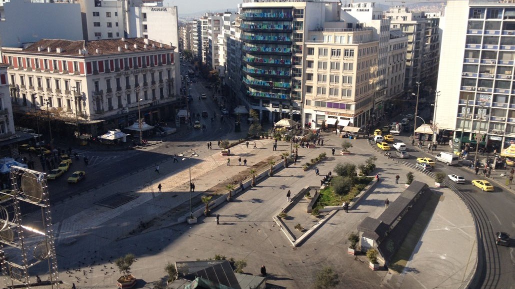 Έπεσε από την ταράτσα ξενοδοχείου στην Ομόνοια, με μια βαλίτσα γεμάτη λεφτά – Τα σενάρια που εξετάζουν οι αστυνομικοί