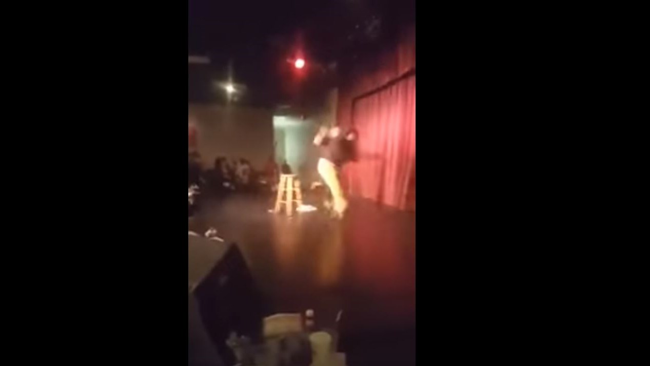 Θεατής χτυπά ηθοποιό πάνω στη σκηνή – ΒΙΝΤΕΟ