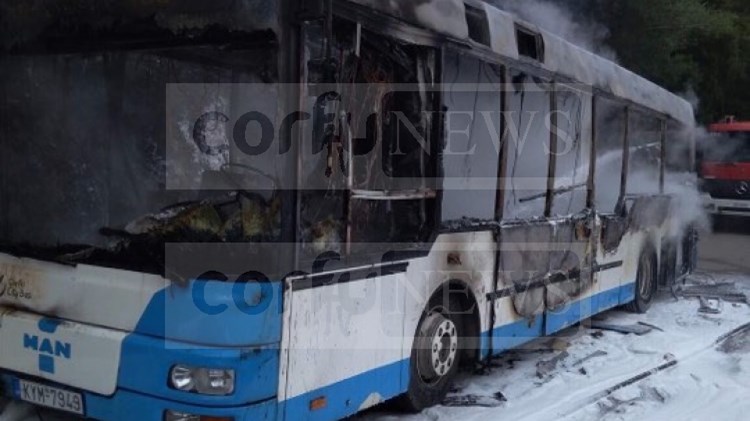 Στις φλόγες τυλίχθηκε λεωφορείο στην Κέρκυρα – ΦΩΤΟ
