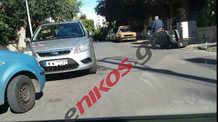 Τα μάζεψε τα πράγματα κι έφυγε από το σπίτι – Οδηγεί “ανάποδα” και σέρνει με το μηχανάκι τον καναπέ του – ΦΩΤΟ αναγνώστη