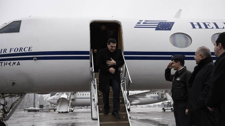 Περιπετειώδης η άφιξη Τσίπρα στο Νταβός – Περπάτησε δύο χιλιόμετρα μέσα στο χιόνι