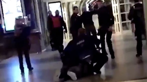 Γάνδη: Σοβαρά τραυματισμένος ο άνδρας που εισέβαλε με μαχαίρι στον σιδηροδρομικό σταθμό – ΦΩΤΟ ΚΑΙ ΒΙΝΤΕΟ