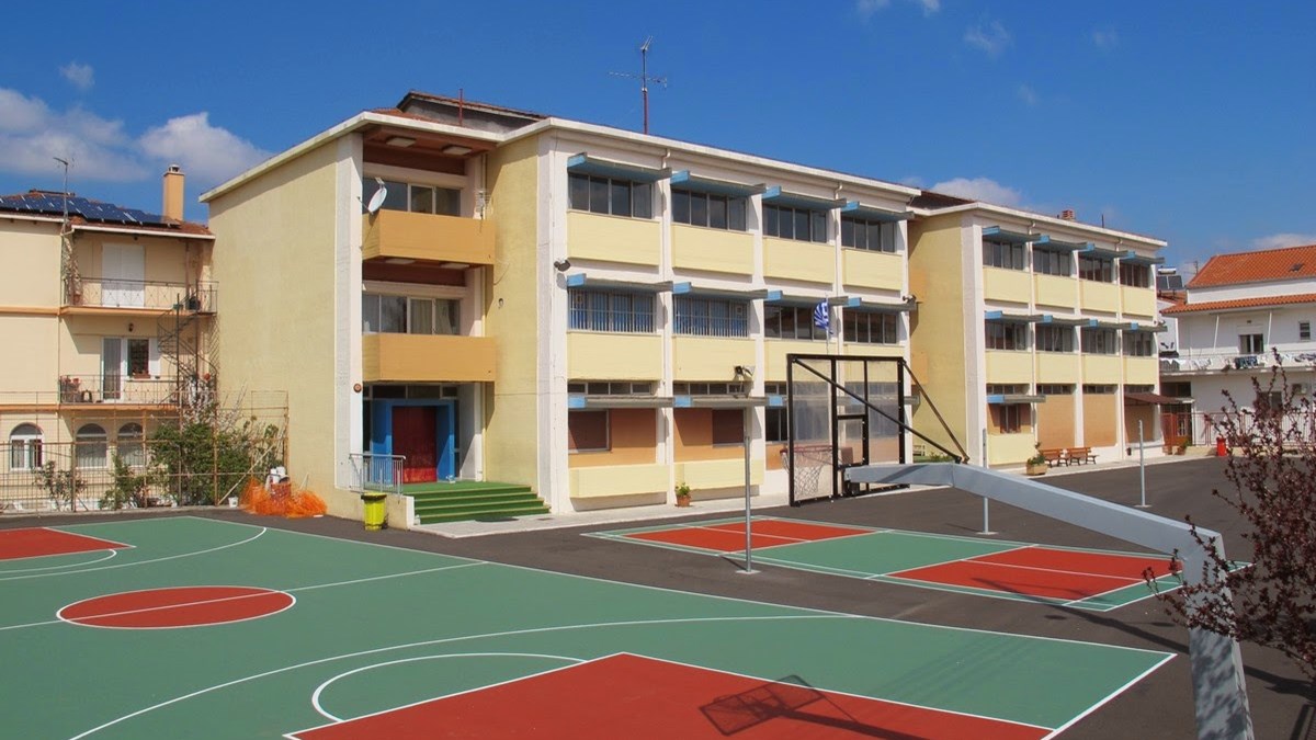 Σοκ στο Μενίδι- Ανήλικοι κουκουλοφόροι εισέβαλαν σε Γυμνάσιο με ρόπαλα και σιδηρογροθιές- ΒΙΝΤΕΟ