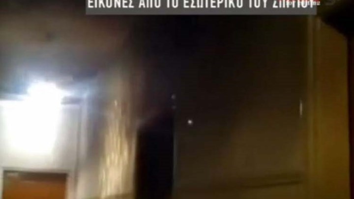 Τι ισχυρίζεται η μητέρα του μωρού που βρέθηκε μόνο του μέσα στο φλεγόμενο διαμέρισμα