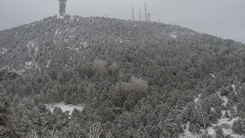 Με αντιολισθητικές αλυσίδες η κίνηση των οχημάτων στη λεωφόρο Πάρνηθας – ΤΩΡΑ