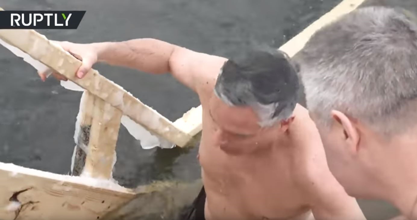 Ο Αμερικανός πρέσβης στη Μόσχα βούτηξε για τον Σταυρό α λα… Πούτιν – ΒΙΝΤΕΟ