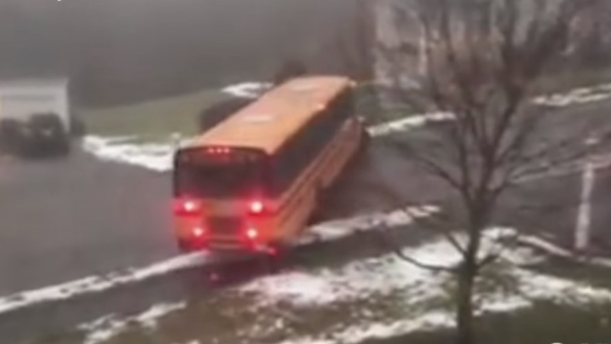 Σχολικό λεωφορείο γεμάτο μαθητές γλιστράει σε παγωμένο δρόμο – ΒΙΝΤΕΟ
