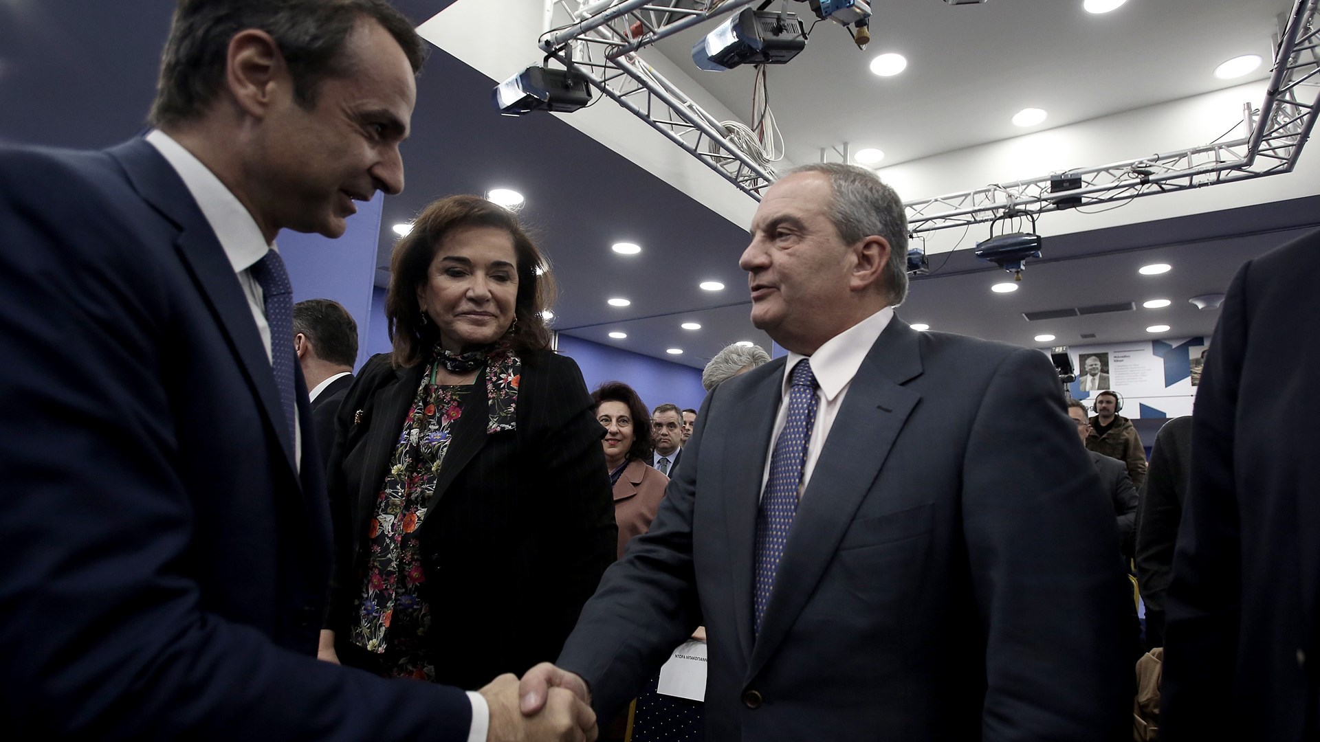 Η χειραψία του Μητσοτάκη με τον Καραμανλή και τον Σαμαρά – ΦΩΤΟ