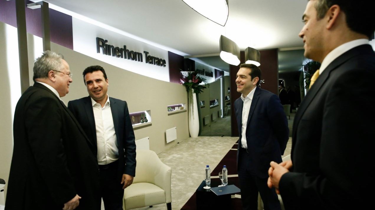 Αντίο…γραβάτα – Με το ίδιο dress code Τσίπρας-Ζάεφ στη συνάντησή τους στο Νταβός – ΦΩΤΟ