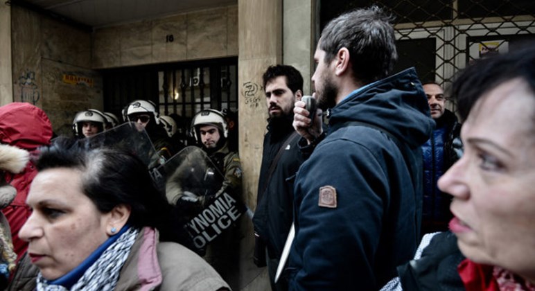 Συγκέντρωση διαμαρτυρίας κατά των πλειστηριασμών έξω από συμβολαιογραφικό γραφείο στο κέντρο της Αθήνας – ΦΩΤΟ