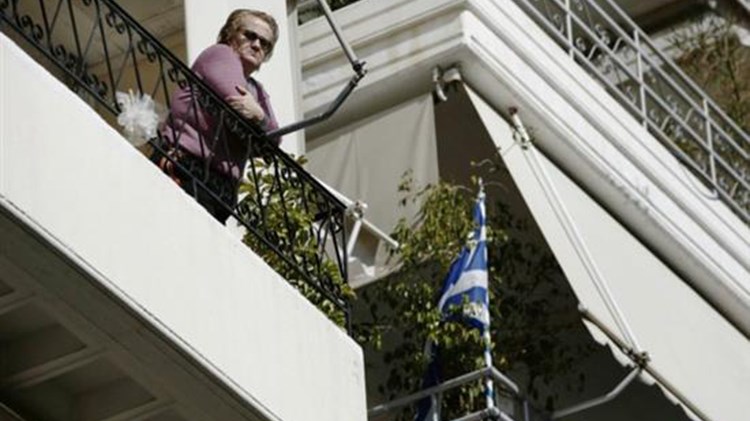 Γι’ αυτή την συνταξιούχο που οφείλει 4.798 έκανε την επιδρομή ο Ρουβίκωνας στην εφορία Παγκρατίου