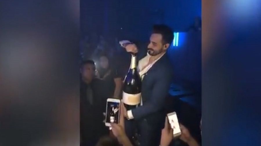 Ο ορισμός του γκαφατζή: Παρήγγειλε σαμπάνια 35.000 ευρώ και του έπεσε από τα χέρια – ΒΙΝΤΕΟ