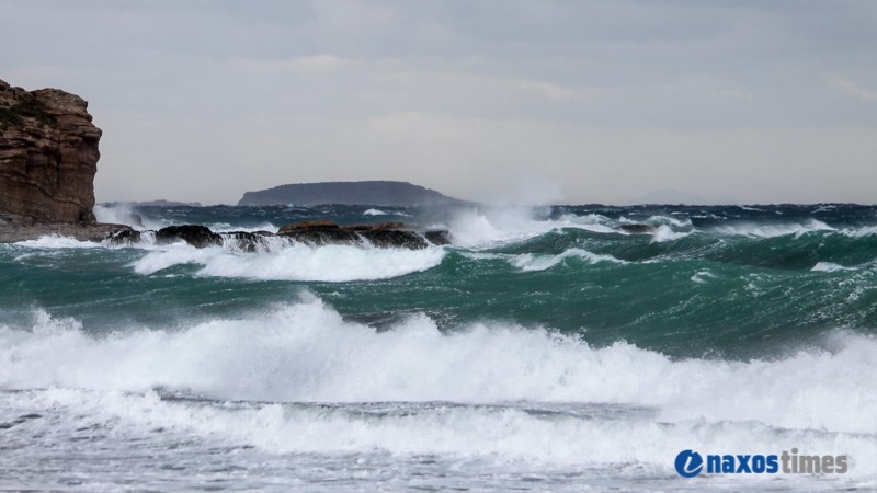 Αγριεμένα κύματα πνίγουν το λιμάνι της Νάξου – Εντυπωσιακές εικόνες