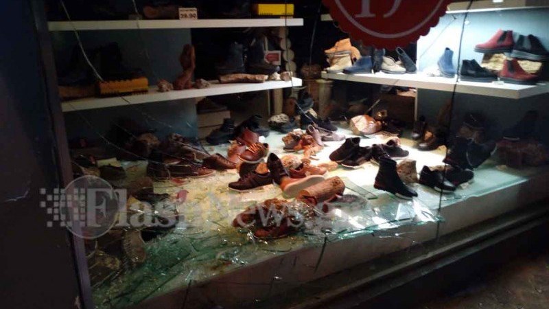 Ηλικιωμένος «καρφώθηκε» σε βιτρίνα καταστήματος στην προσπάθεια να… ξεπαρκάρει