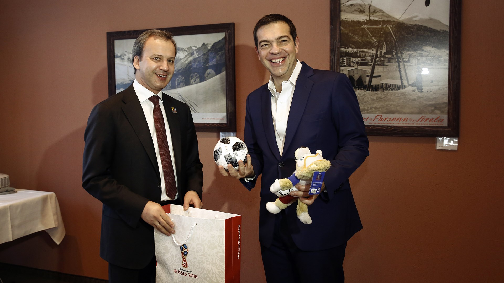 Τη μπάλα του Μουντιάλ έκανε δώρο στον Τσίπρα ο αναπληρωτής πρωθυπουργός της Ρωσίας – ΦΩΤΟ