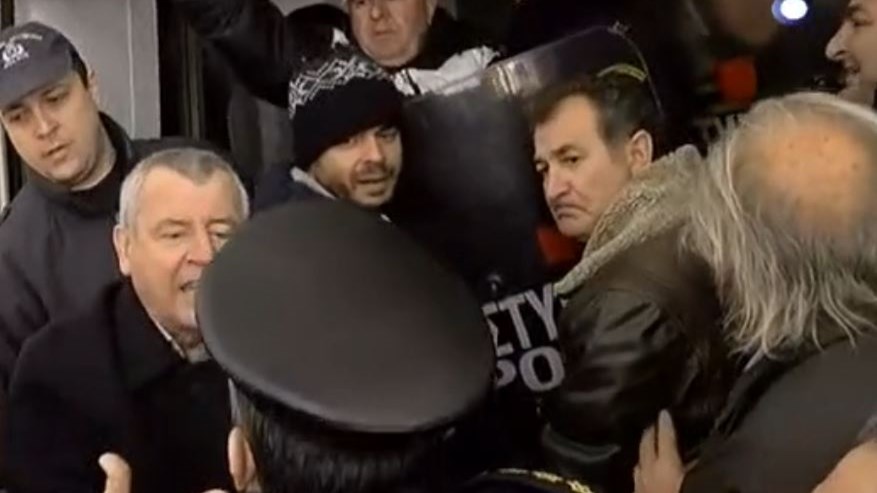 ΒΙΝΤΕΟ από την ένταση έξω από το Υπουργείο Υγείας