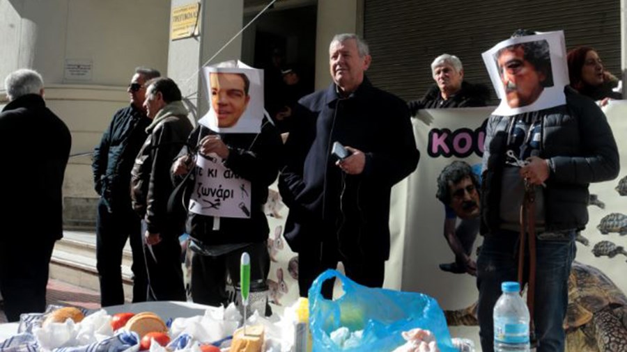 “Τσίπρας και Πολάκης” μοίρασαν ψωμί κι ελιές έξω από το Υπουργείο Υγείας- ΦΩΤΟ