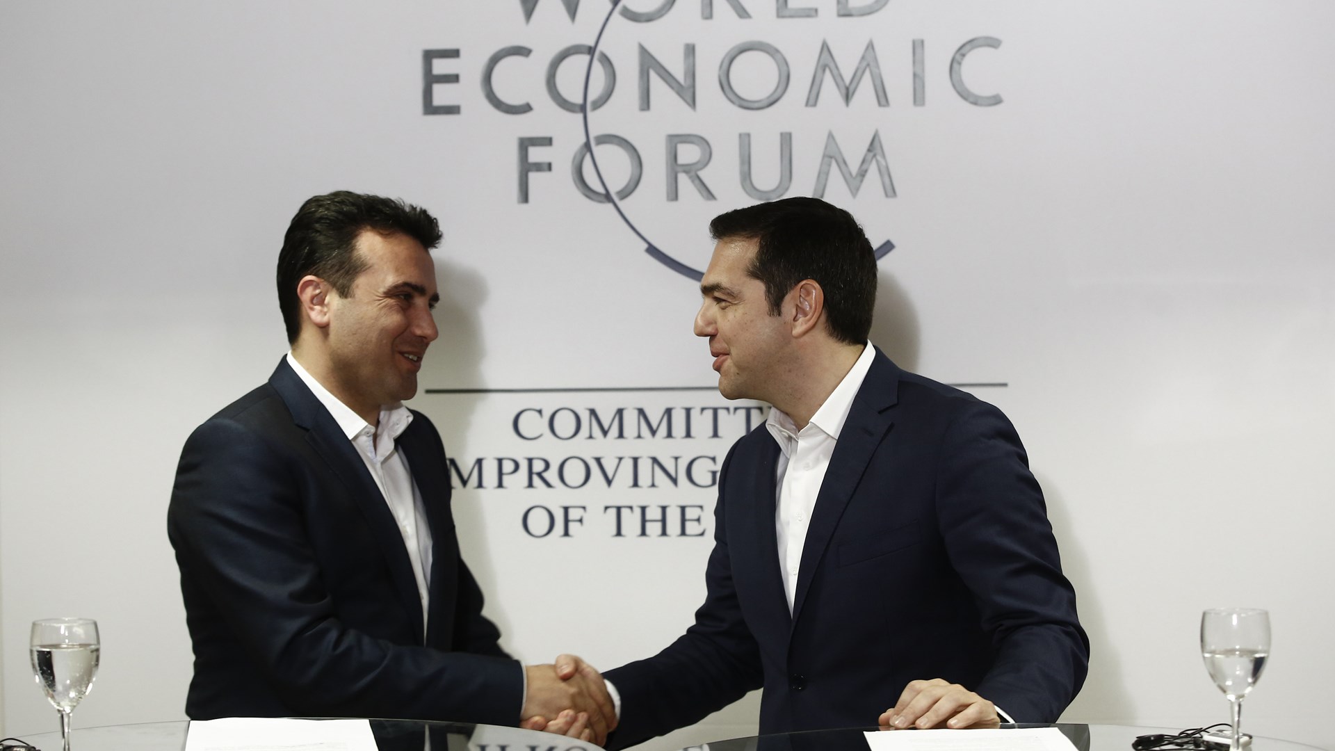 Πώς αποτιμά η κυβέρνηση τη συνάντηση Τσίπρα- Ζάεφ στο Νταβός