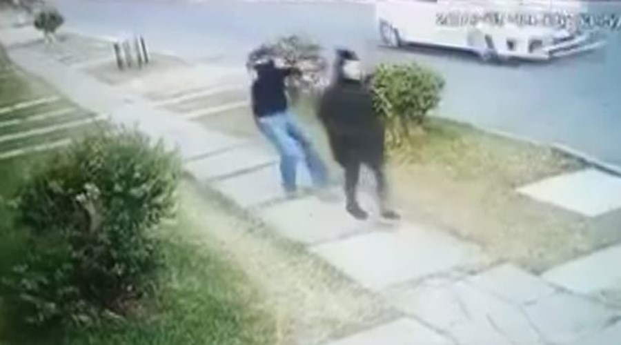 ΒΙΝΤΕΟ ΣΟΚ: Καρέ-καρέ η εν ψυχρώ δολοφονία πρώην μοντέλου στη μέση του δρόμου