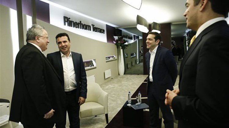 Ο περίπατος Τσίπρα – Κοτζιά στο χιονισμένο Νταβός – ΦΩΤΟ