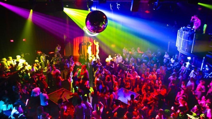 Ποιο είναι το νέο ωράριο για τη μουσική στα μπαρ του Κολωνακίου