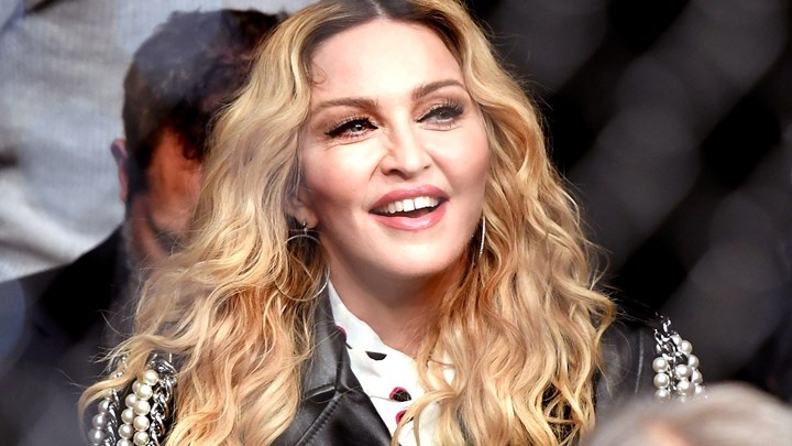 Η Μαντόνα ποζάρει τόπλες και “ρίχνει” το Instagram – ΦΩΤΟ