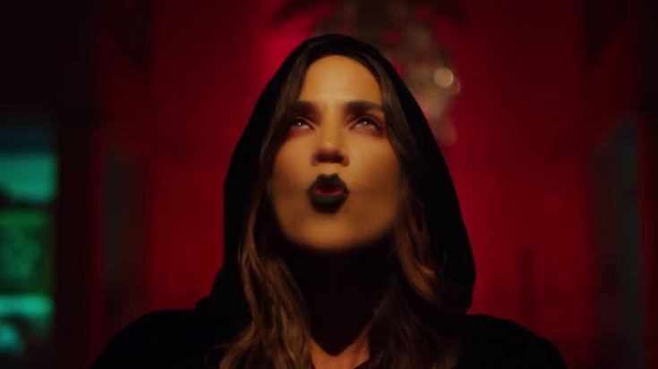 Η Στικούδη το τερμάτισε – Μπήκε σε φέρετρο και τραγούδησε για την… κηδεία της- ΒΙΝΤΕΟ