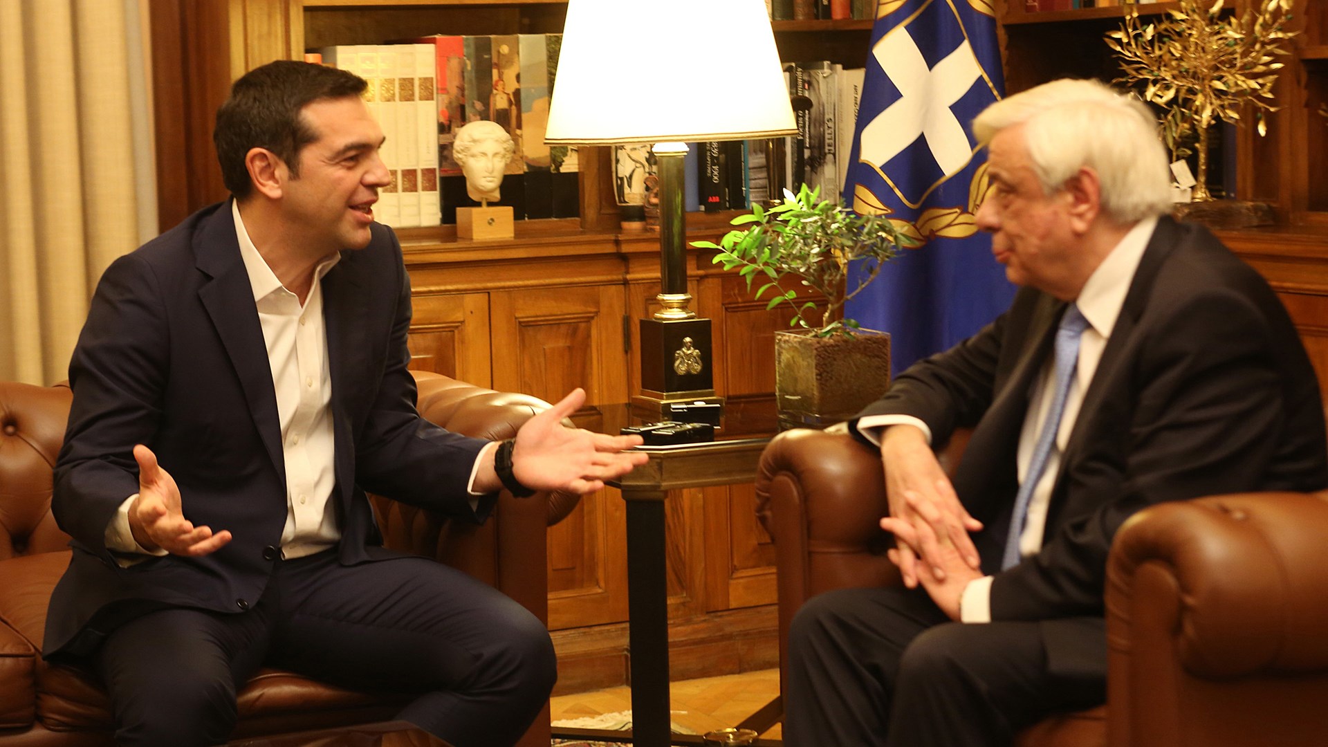 Παυλόπουλος: Να εξαλείψουν τα Σκόπια τον αλυτρωτισμό – Τσίπρας: Στόχος η εθνική γραμμή – Αύριο ενημερώνονται οι πολιτικοί αρχηγοί – BINTEO