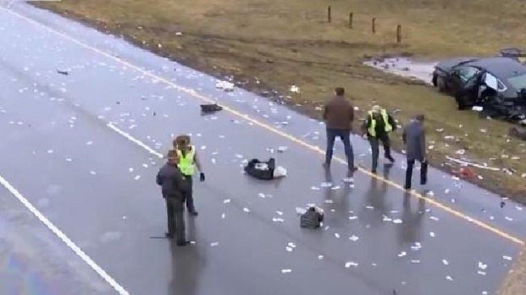 Τροχαίο “χρυσάφι” – Μετά το “μπαμ” γέμισε ο δρόμος χαρτονομίσματα – ΒΙΝΤΕΟ