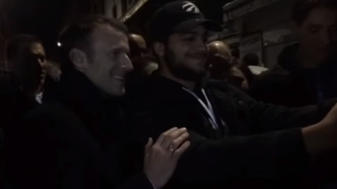 Τα… νυχτοπερπατήματα και οι selfies του Μακρόν – ΒΙΝΤΕΟ