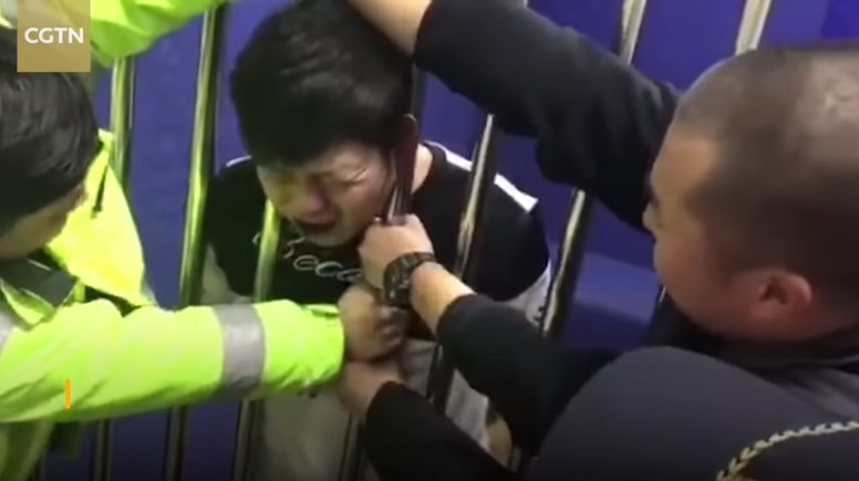 Της φυλακής τα σίδερα… Μεθυσμένος Κινέζος εγκλωβίστηκε ανάμεσα στα κάγκελα – ΒΙΝΤΕΟ