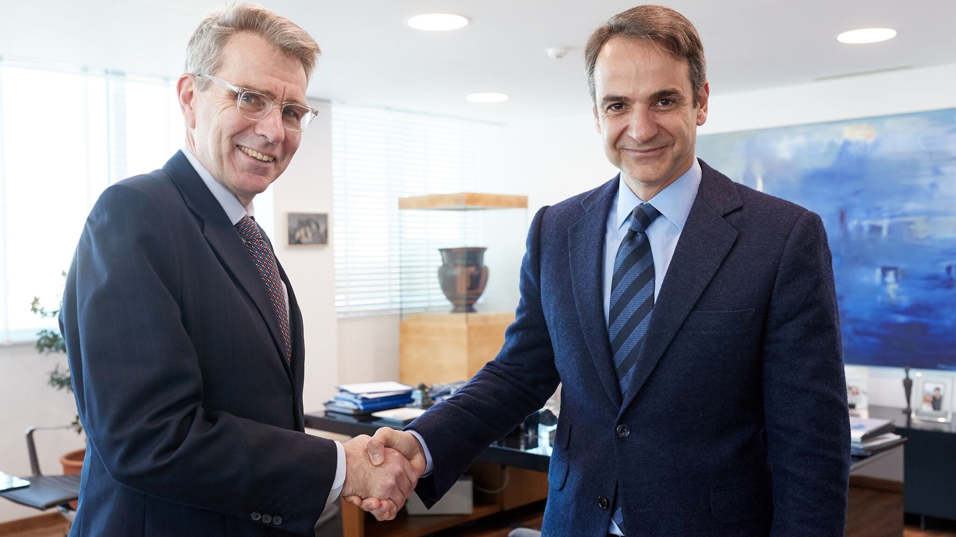 Συνάντηση Μητσοτάκη με τον Αμερικανό πρέσβη – ΦΩΤΟ