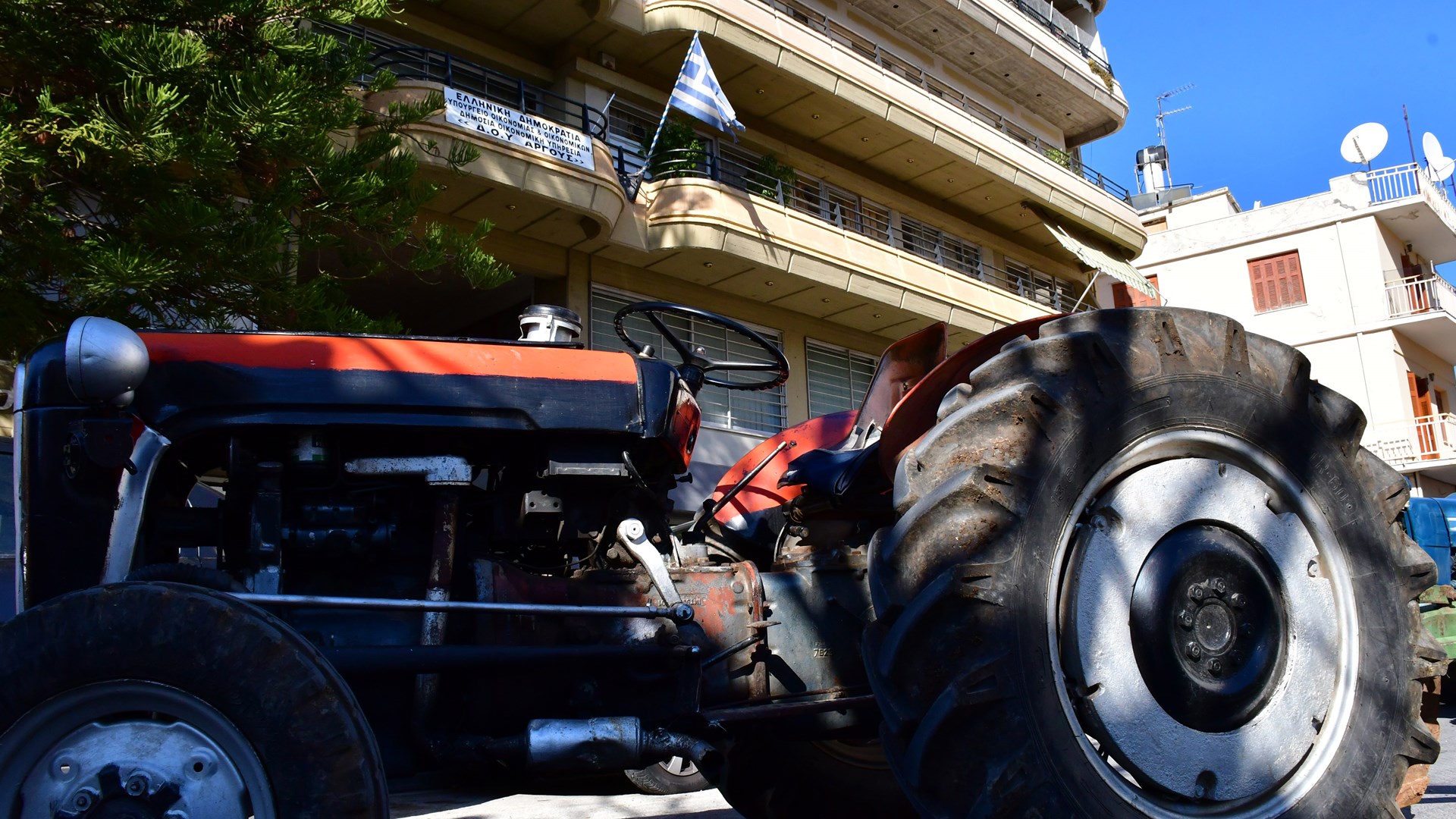 Μπλόκα σε όλη την Ελλάδα – Ζεσταίνουν τα τρακτέρ τους οι αγρότες από τον Έβρο έως την Κρήτη – ΦΩΤΟ