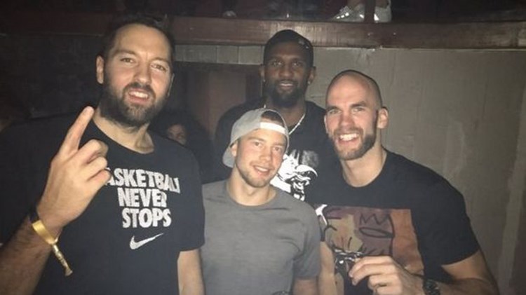 Το γλέντι του Καλάθη με τους συμπαίκτες του για το buzzer-beater κόντρα στη Ζαλγκίρις – ΒΙΝΤΕΟ