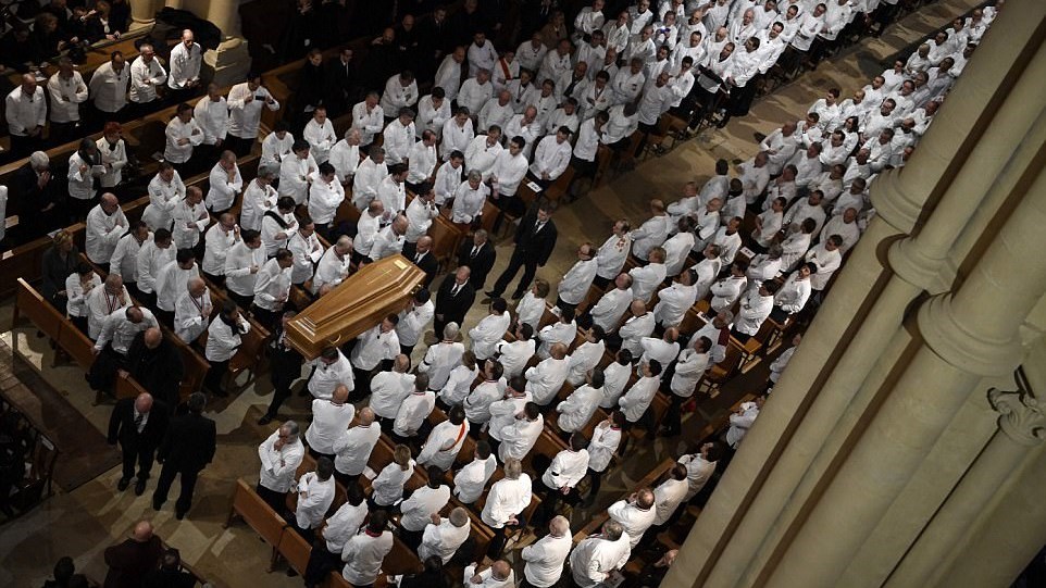 Στερνό αντίο στον “μάγειρα του αιώνα” που λάτρευε τις γυναίκες – Τον αποχαιρέτησαν 1.500 σεφ από όλο τον κόσμο – ΦΩΤΟ – ΒΙΝΤΕΟ