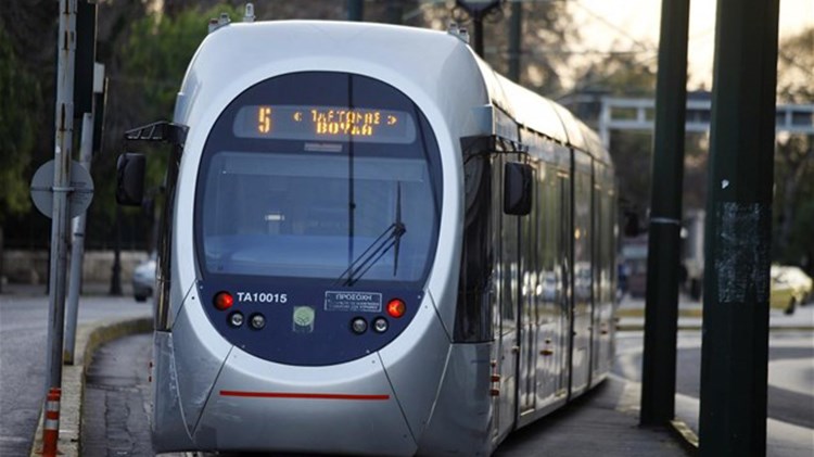 Σύγκρουση Ι.Χ. με το τραμ στη Νέα Σμύρνη – Τραυματίστηκε ο οδηγός του αυτοκινήτου