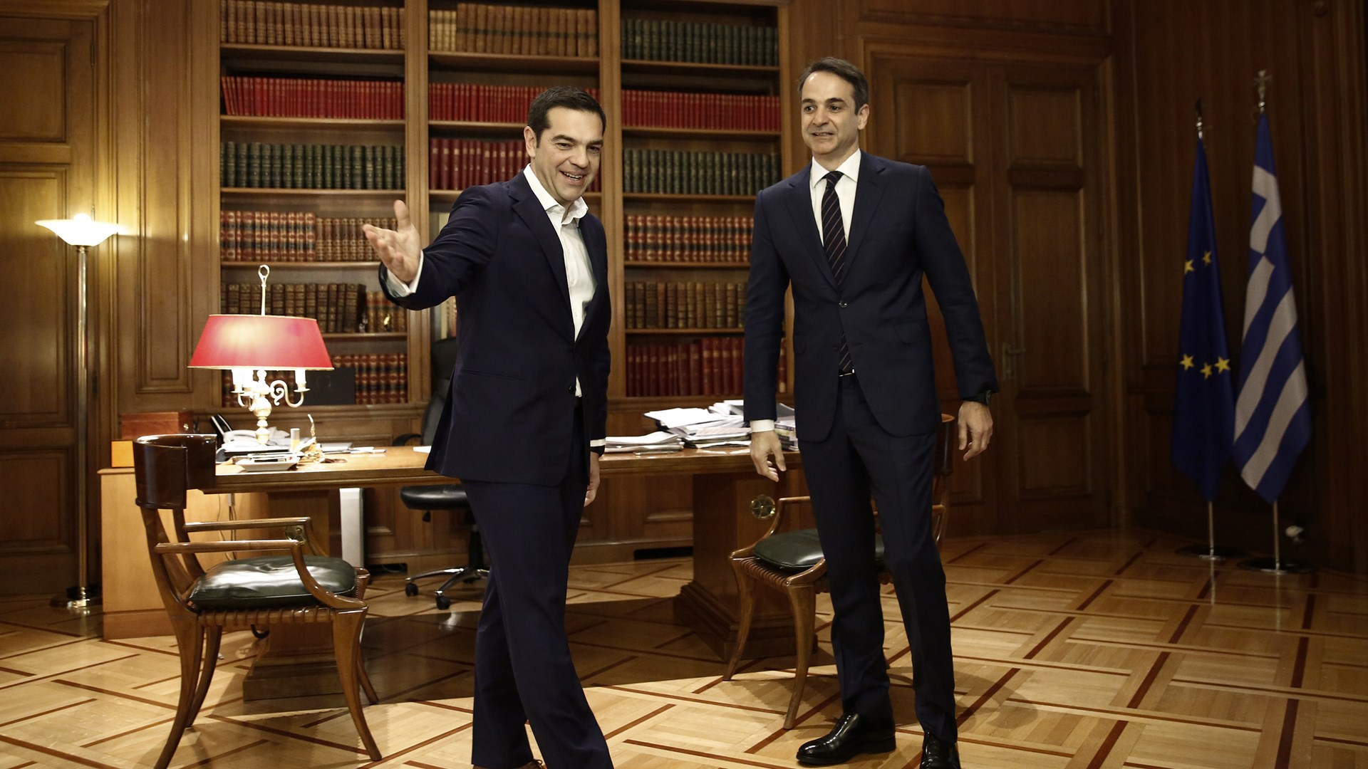 Οι φωτογραφίες της αμηχανίας στη συνάντηση Τσίπρα-Μητσοτάκη