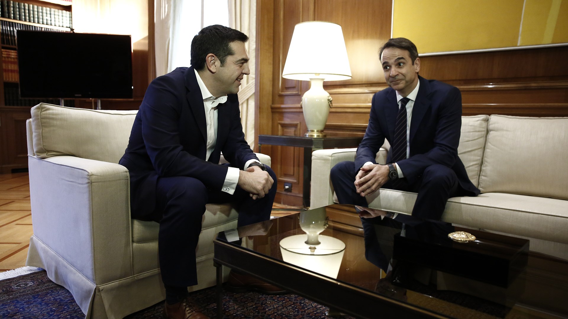 Το Μαξίμου “καρφώνει” τον Μητσοτάκη: Αίτημα του προέδρου της ΝΔ η απουσία ήχου στα πλάνα της συνάντησης με τον Πρωθυπουργό