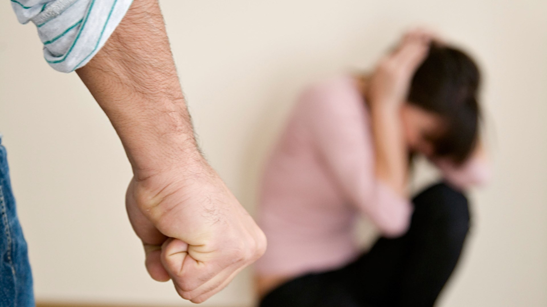 Σοκαριστικά στοιχεία για την ενδοοικογενειακή βία στην Ελλάδα – 13.700 περιστατικά σε 4 χρόνια