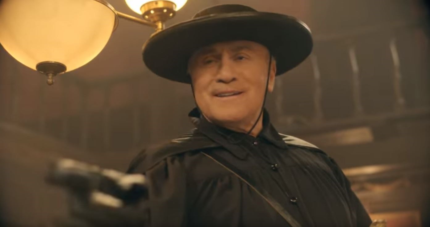 Ο Ψωμιάδης ντύνεται…Ζορό και πρωταγωνιστεί στη διαφήμιση των Jumbo  – ΒΙΝΤΕΟ