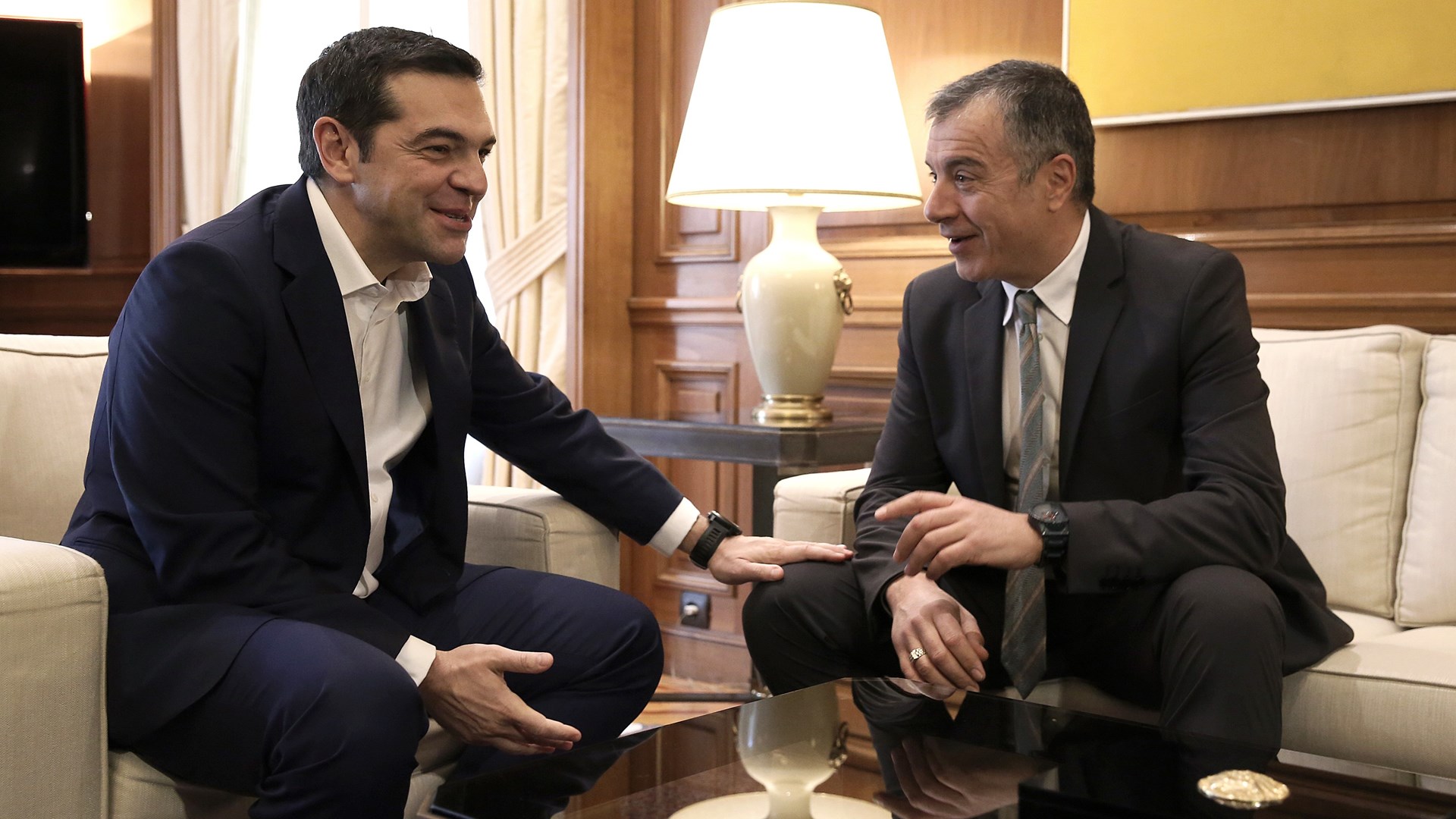 Ο διάλογος Τσίπρα – Θεοδωράκη μπροστά στις κάμερες – ΒΙΝΤΕΟ