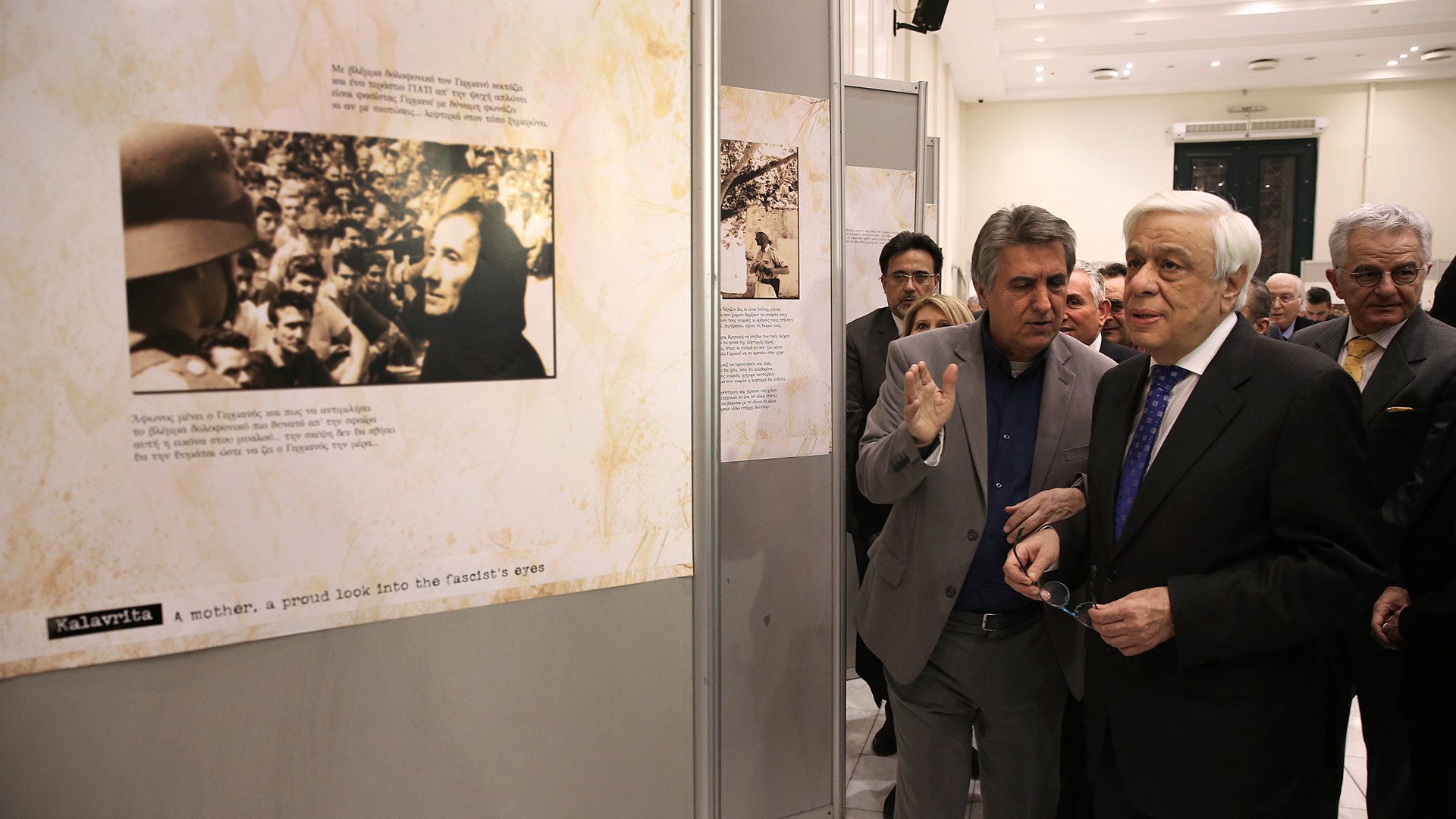 Ο Παυλόπουλος σε έκθεση φωτογραφίας για τις γερμανικές θηριωδίες στον Β’ Π.Π. – ΦΩΤΟ