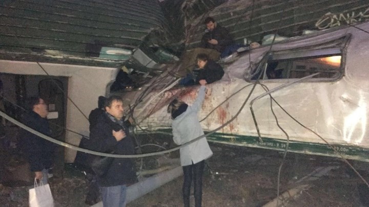 Καρέ-καρέ η στιγμή του φονικού εκτροχιασμού του τρένου στο Μιλάνο – ΒΙΝΤΕΟ