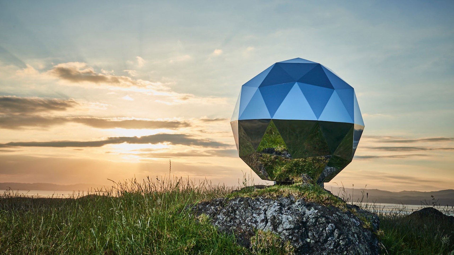 Εκνευρισμένοι οι αστρονόμοι: Ένας δορυφόρος … ντισκοτέκ βανδαλίζει σαν «γκράφιτι» τον ουρανό