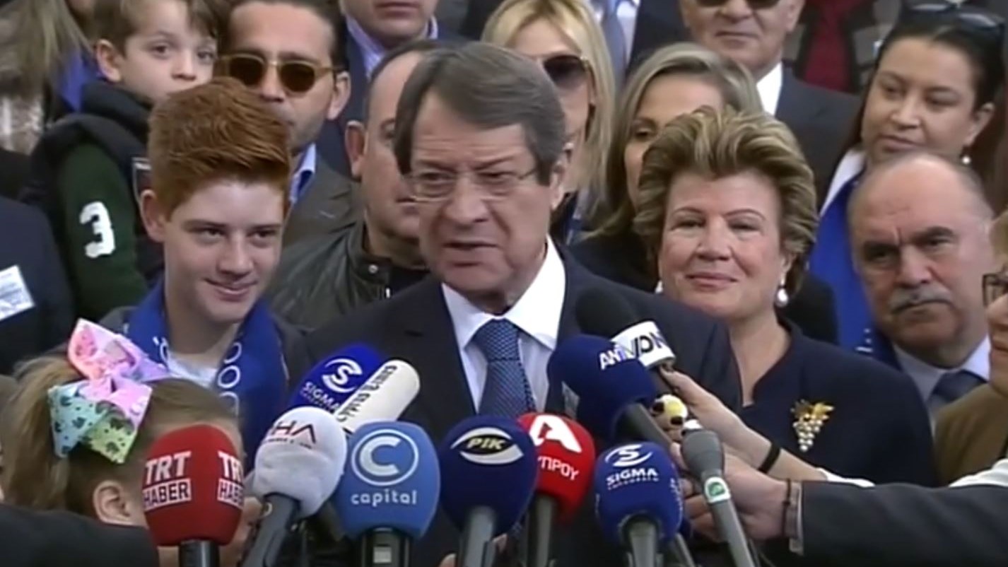 Σε εξέλιξη ο α’ γύρος των προεδρικών εκλογών στην Κύπρο – Η ψήφος των βασικών διεκδικητών και τα ευτράπελα