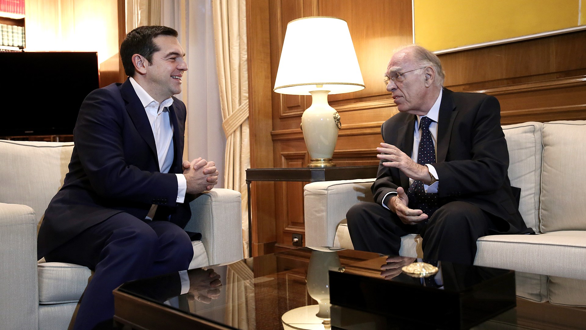 Το Μαξίμου διαψεύδει τον Λεβέντη για την συνομιλία του με τον Τσίπρα