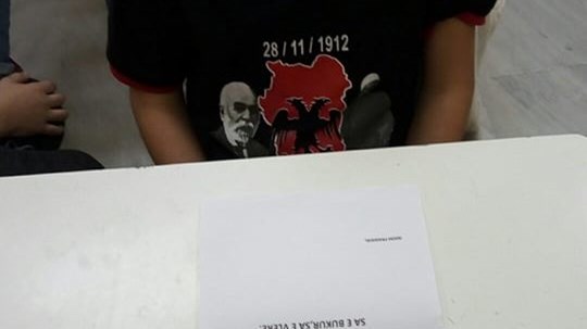 Εγκαίνια αλβανικού σχολείου στην Κρήτη με χάρτη της «Μεγάλης Αλβανίας» στην μπλούζα μαθητή – ΦΩΤΟ