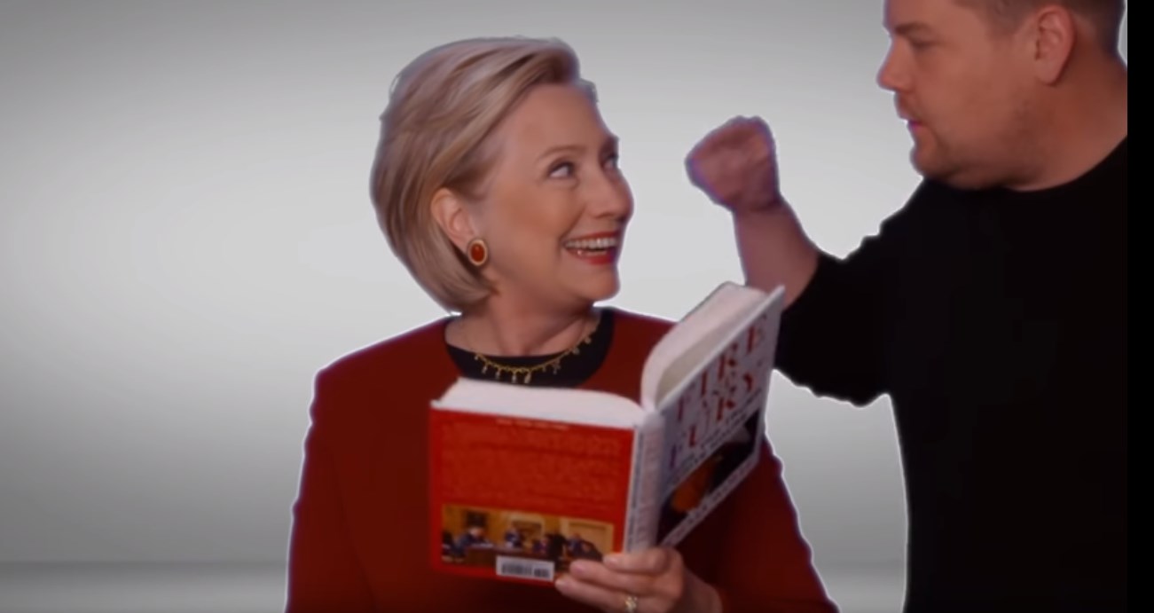 Η Χίλαρι τρολάρει τον Τραμπ και κλέβει την παράσταση στα Γκράμι- ΒΙΝΤΕΟ